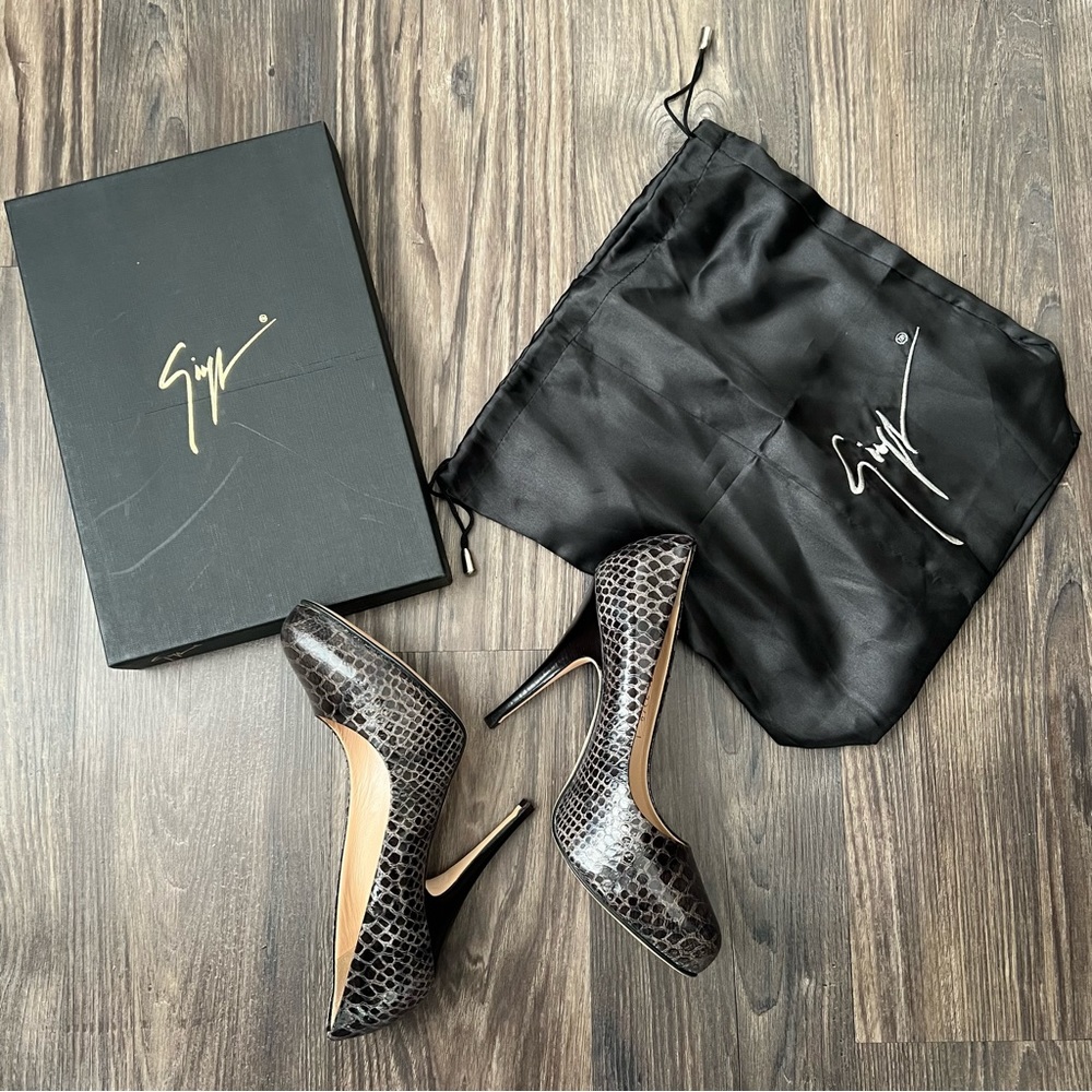 GIUSEPPE ZANOTTI Authentic Embossed Snakeskin Print Leather Pumps